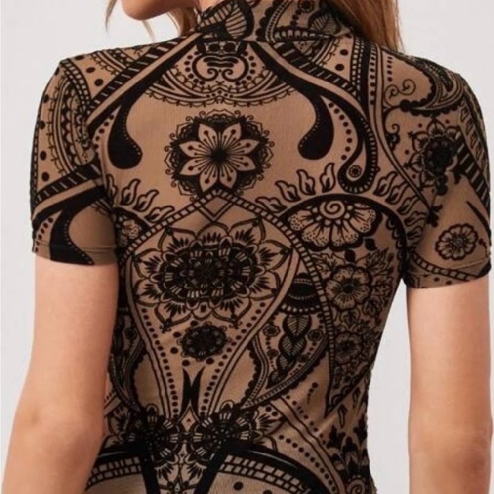 Black Fitted  Short Sleeves - Picture 2 of 3